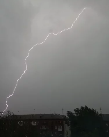 Кемеровчане сняли на видео молнию, ударившую в телебашню