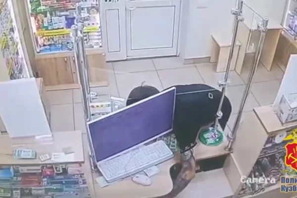 В Кемерове рецидивист похитил выручку из аптеки