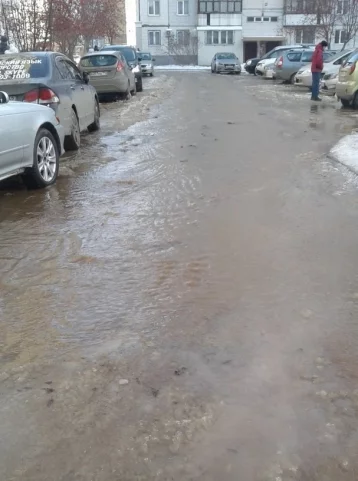 Фото: В Кемерове улицу затопило холодной водой 1