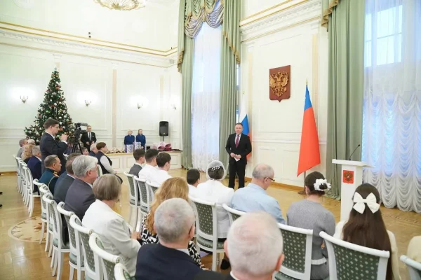 Губернатор Кузбасса вручил федеральные награды многодетным семьям и волонтёрам