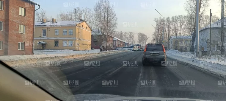 Фото: Три легковых авто столкнулись в Кировском районе Кемерова: очевидцы поделились видео 1