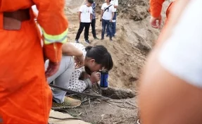 В Китае упавшего в 50-метровую скважину малыша спасали 10 экскаваторов 