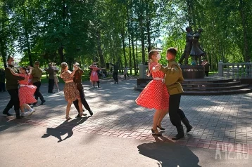 Фото: В Кемерове танцующие вальс пары остановились на минуту в момент начала войны 1