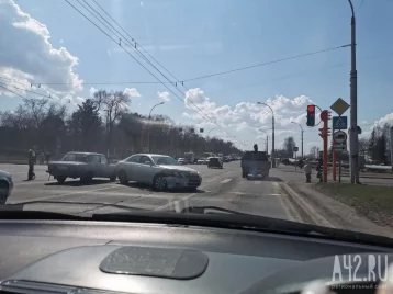 Фото: ДТП на пересечении улицы Волгоградской и проспекта Химиков спровоцировало пробку 1