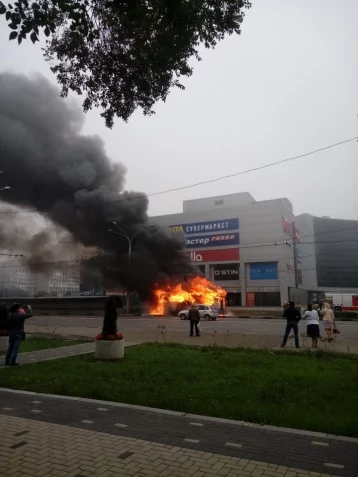 Фото: Около новокузнецкого ТРК «Сити-Молл» загорелся киоск 1