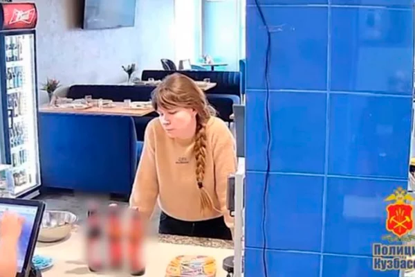 В Кузбассе женщина украла телефон в кафе: полиция просит помощи в розыске