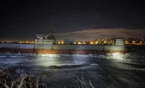 В Ленинградской области от причала оторвался сухогруз