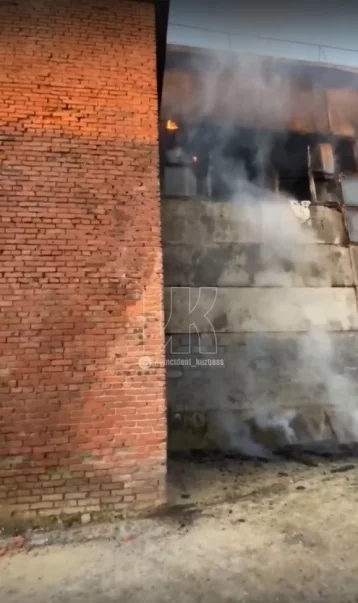 Фото: Пожар в нежилом здании в Кемерове попал на видео 1