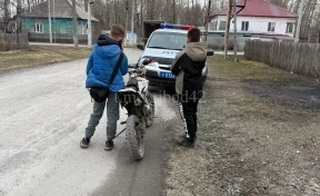 Полиция задержала 13-летнего подростка, катавшегося на мотоцикле в Кузбассе