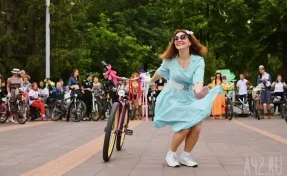 Леди на велосипеде: в Кемерове прошёл женский велопарад