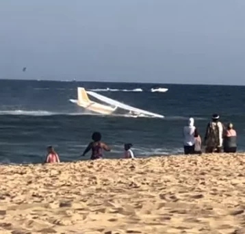 Фото: Самолёт вышел из строя и совершил аварийную посадку в океане  1