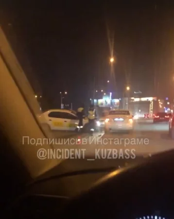 Фото: В Кемерове последствия ДТП с двумя автомобилями такси попали на видео 1