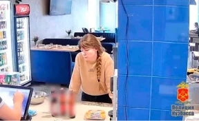 В Кузбассе женщина украла телефон в кафе: полиция просит помощи в розыске