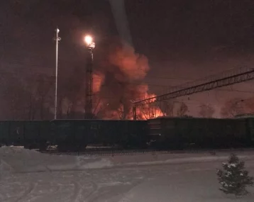 Фото: Появились фотографии с места крупного пожара на складе в центре Кемерова 1