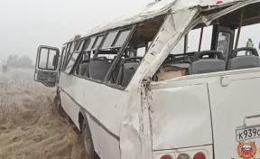 В Красноярском крае рейсовый автобус вылетел в кювет на трассе: пострадали 7 человек