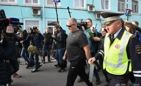 Встречающий Кокорина возле колонии отчим наехал на ногу журналисту 