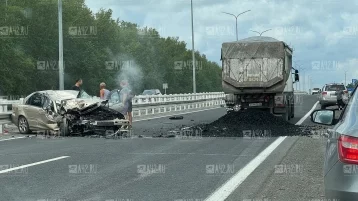 Фото: Углевоз и легковой автомобиль столкнулись на трассе Кемерово — Ленинск-Кузнецкий 1