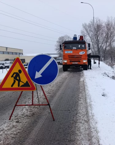 В Кемерове на Центральной улице прорвало трубу: обрушилась часть обочины дороги