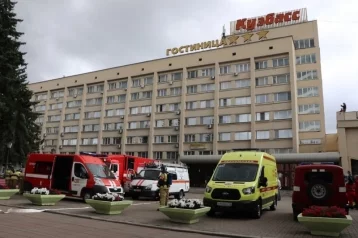 Фото: В кемеровской гостинице приехали пожарные 1