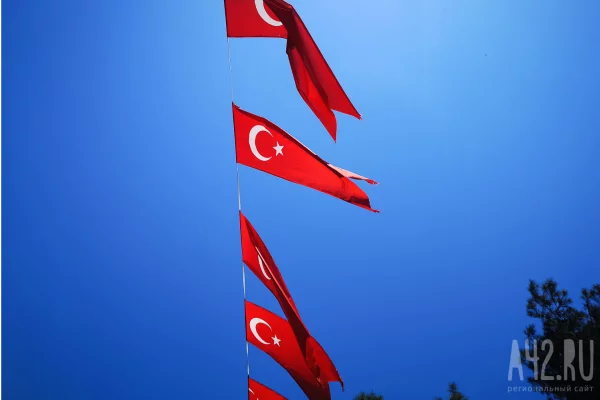 Российских туристов предупредили о схеме мошенников со щёткой для обуви в Стамбуле