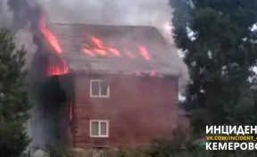 В кемеровском посёлке загорелись жилой дом и гараж