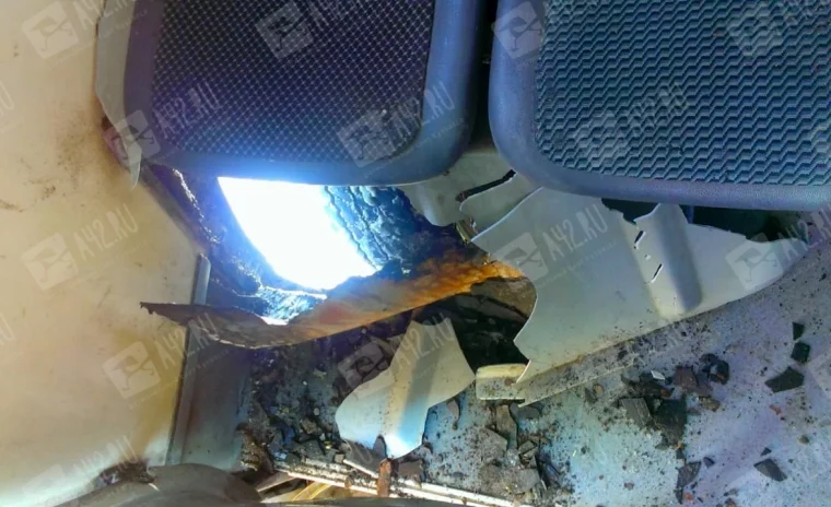 Фото: В Кемерове у пассажирского автобуса лопнуло колесо: есть пострадавший 1