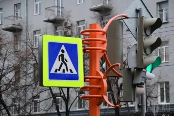 Фото: «Не пропускают даже на зелёный»: кемеровчане пожаловались на опасный участок дороги возле школы 1