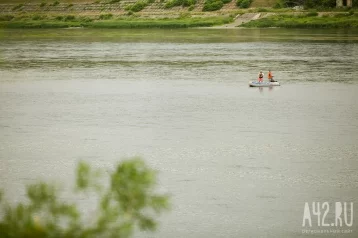 Фото: В Якутии перевернулась лодка с людьми, есть погибший  1