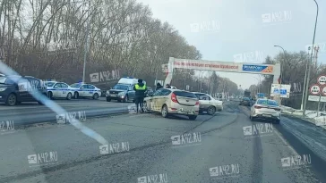 Фото: «Вас приветствует столица Кузбасса»: под аркой на въезде в Кемерово произошло серьёзное ДТП 1