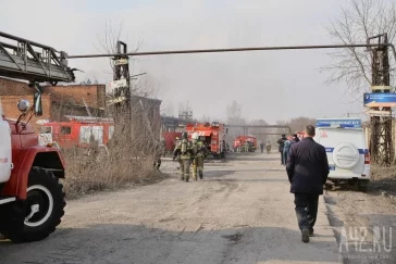 Фото: Появились фото с места крупного пожара в производственном здании в Кемерове 2