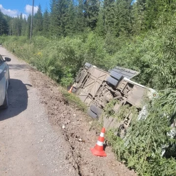 Фото: Автобус с туристами опрокинулся в кювет в Красноярском крае, есть пострадавшие 1