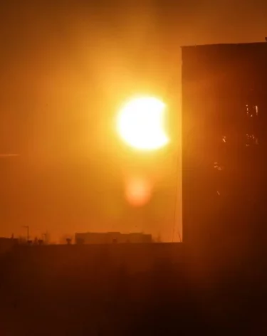 Мощная вспышка класса X1.8 произошла на Солнце