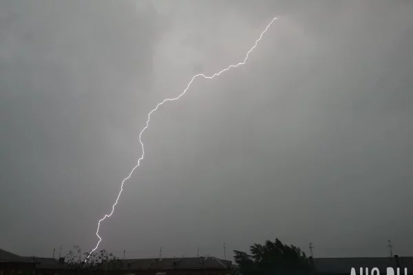 Кемеровчане сняли на видео молнию, ударившую в телебашню