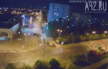 Фото: Падение автомобиля в яму в Кемерове попало на видео 1