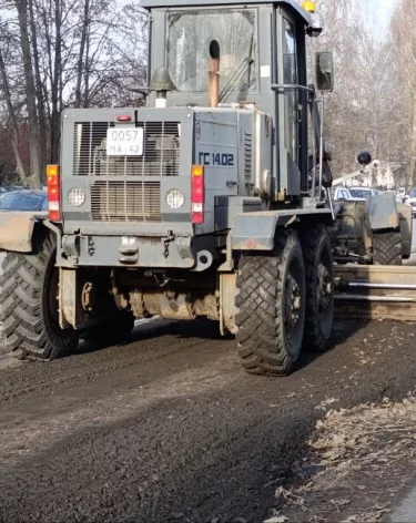 49 единиц техники вышли на уборку дорог в Кемерове 4 ноября