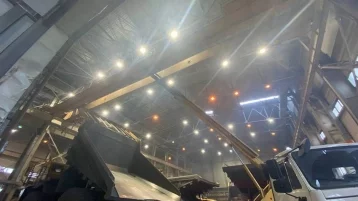 Фото: В Кузбассе рабочий упал с крыши 1