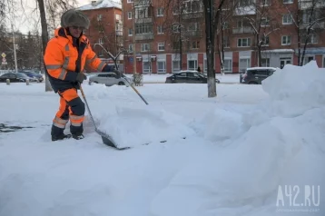 Фото: Снятие наката и вывоз снега: кемеровские дорожники борются с последствиями снегопада 1