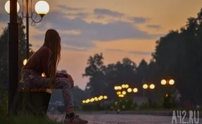 В Кузбассе толпа подростков избила на камеру и выкинула в мусор 17-летнюю девушку