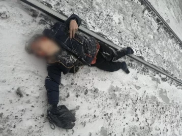 Фото: В Кузбассе поезд насмерть сбил подростка  1