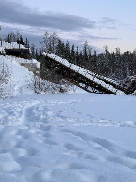 Губернатор: в Иркутской области мост через реку обрушился под тяжестью лесовоза 