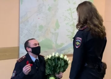 Фото: Кемеровский полицейский сделал предложение своей коллеге на утренней планёрке 1