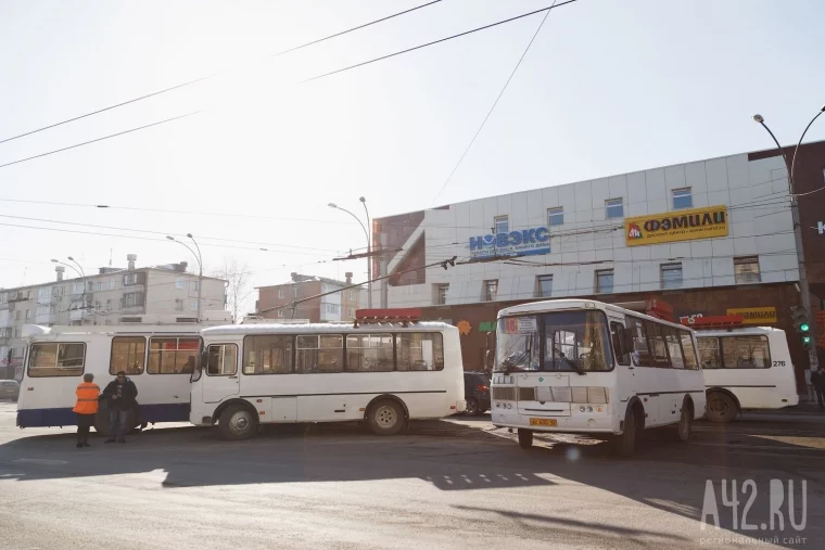 Фото: В центре Кемерова столкнулись маршрутка и троллейбус 2