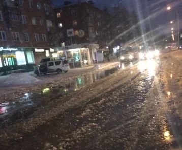 Фото: В Кемерове холодная вода затопила улицу в Кировском районе  1