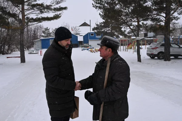Мэр вручил награду знаменитому кузбасскому дяде Лёне: он каждый год строит горки для детей
