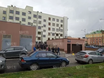 Фото: Очевидцы: в Кемерове эвакуировали посетителей бизнес-центра, автовокзала и университета из-за сообщений о минировании 1