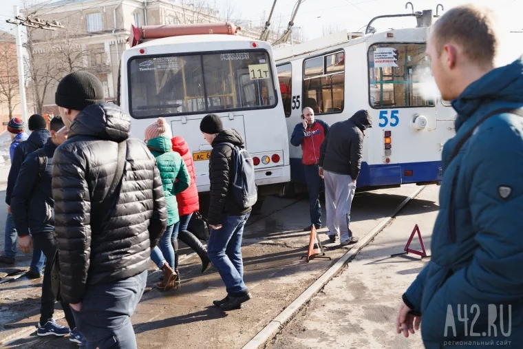 Фото: В центре Кемерова столкнулись маршрутка и троллейбус 3