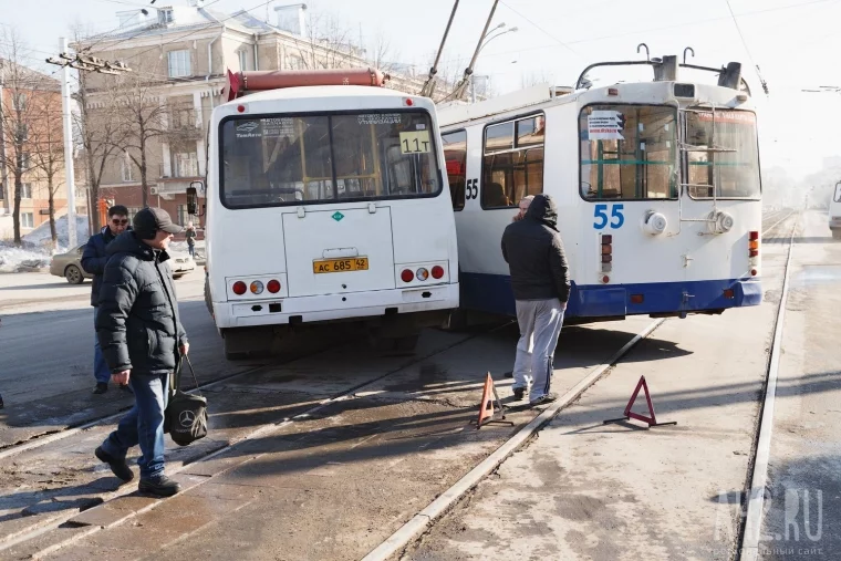 Фото: В центре Кемерова столкнулись маршрутка и троллейбус 4