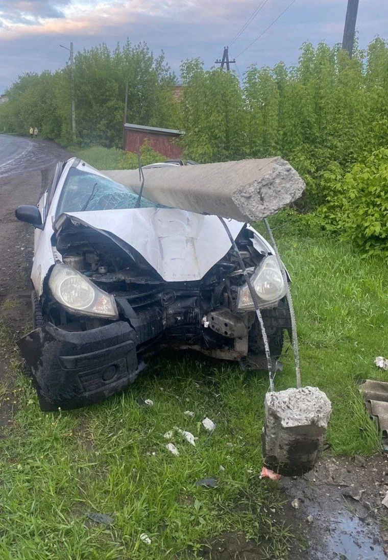 Фото: Пьяный водитель без прав снёс столб в Кузбассе, пассажир авто пострадал 2