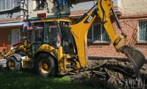 В Кузбассе застройщик чуть не засыпал землёй мешающий работе автомобиль