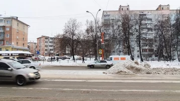 Фото: Кемеровчанин пожаловался на дорожный знак, закрывающий светофор 1
